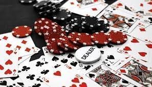 Papan taruhan Sic Bo menunjukkan berbagai pilihan taruhan dengan odds dan pembayaran di jayajp